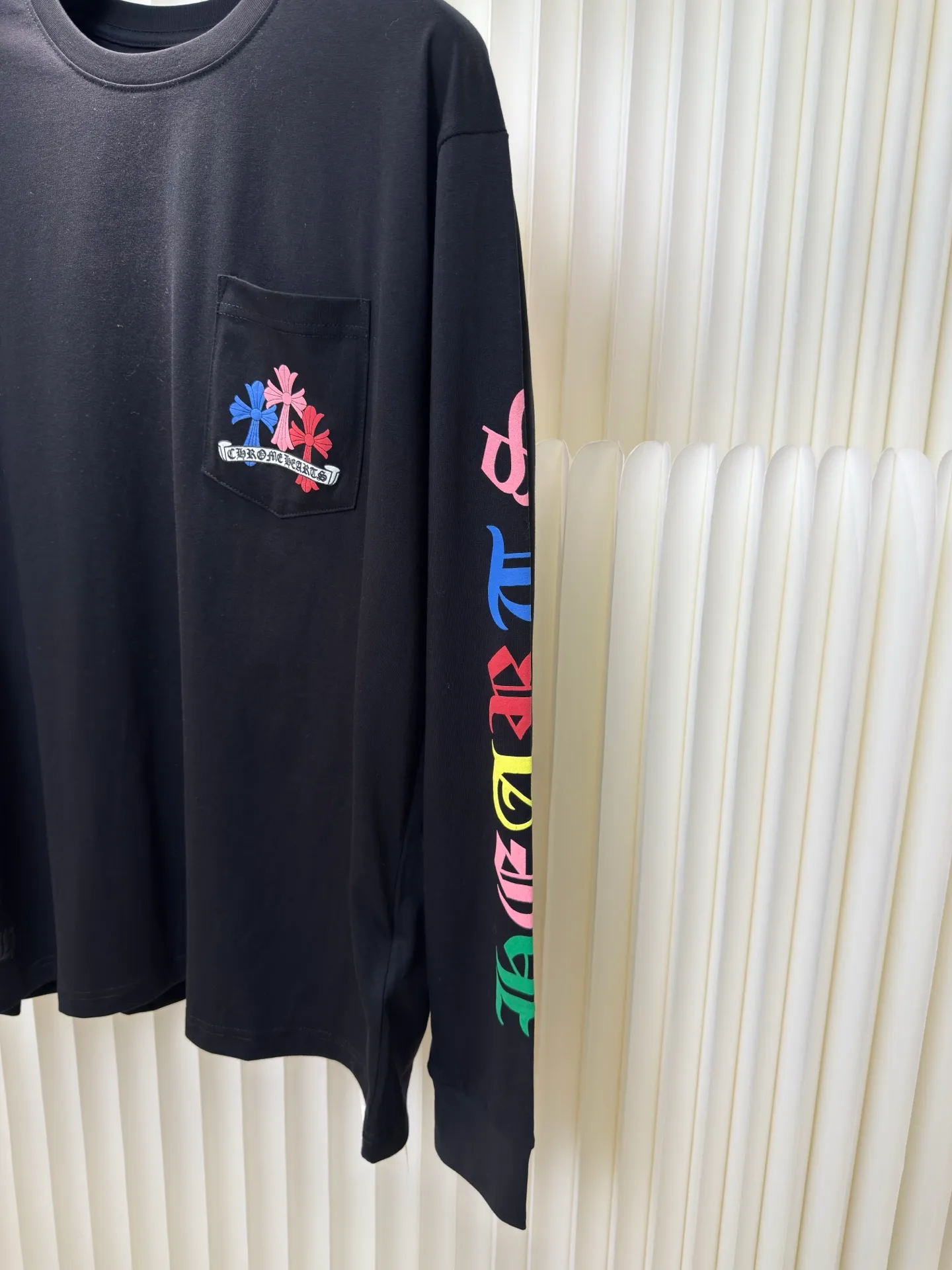 P300 Chrome Heart Miami limited color cross long sleeves. The fabric is made of 26-woven 220g cotton. The printing uses high-temperature ink printing technology, and the color of the printing area is extremely complex. Size S M L